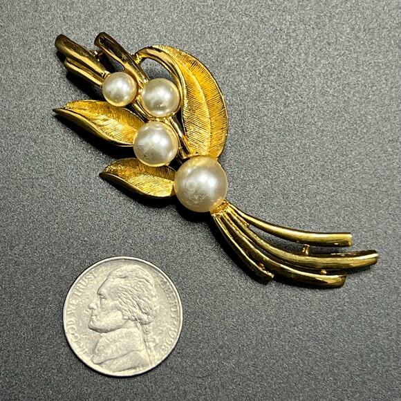 Vintage Napier Signed Faux Pearl Gold Tone Brooch Pin - Picture 1 of 6
